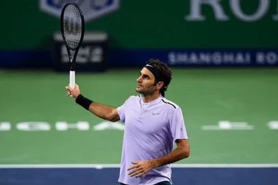 Roger Federer of Switzerland waves to the crowd after winning the match during the mens singles against Alexandr Dolgopolov of Ukraine at the Shanghai Masters tennis tournament in Shanghai on October 12, 2017.  / AFP PHOTO / CHANDAN KHANNA