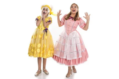 Heloísa Périssé com sua filha Luisa (de amarelo) no espetáculo Alice no País da Internet.