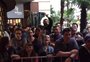 VÍDEO: À espera de Paul McCartney, fãs cantam "Don't Let Me Down" em frente a hotel