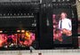 Em encontro antes do show, Paul McCartney canta "All My Loving" abraçado a fãs