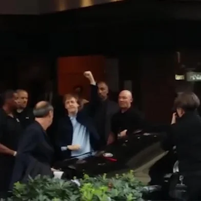 Paul McCartney deixa hotel