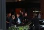 VÍDEO: Paul McCartney cumprimenta fãs ao sair do hotel para show no Beira-Rio