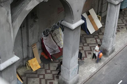 PORTO ALEGRE, RS, BRASIL, 06-10-2017. Matéria aponta alguns dos problemas mais antigos da Capital, por que eles demoram a ser resolvidos e o que falta para saírem do papel. Na foto: Má conservação do Viaduto da Borges, o Viaduto Otávio Rocha . (FERNANDO GOMES/AGÊNCIA RBS)