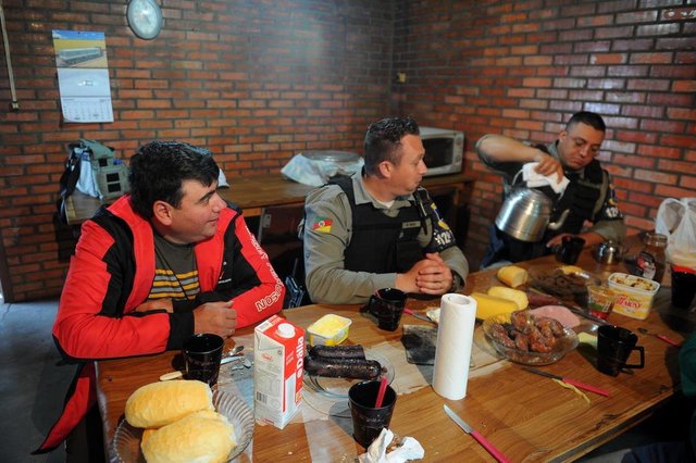  CAXIAS DO SUL, RS, BRASIL 28/09/2017Soldados Weide e Douglas fazem mais de 300km por dia atuando no policiamento comunitário da BM no interior de Caxias do Sul. Na foto junto com os policiais Vanderlei Antônio Pellin, 42 anos, produtor rural que mora há 7 anos em Vila Oliva. (Felipe Nyland/Agência RBS)