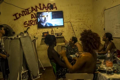 TRANSGENDER-SIMS-ART-NSPR-101017

Residents of Casa Nem, a shelter for transgender and gender-nonconforming Brazilians, gather to watch âEdge of Desire,â which chronicles the transition of a transgender man, in Rio de Janeiro, Sept. 11, 2017. The soap opera, watched nightly by some 50 million Brazilians, is shaping perceptions about gender identity in a nation where transgender people face stigmatization and violence. (Dado Galdieri/The New York Times) 

Editoria: I
Local: RIO DE JANEIRO
Indexador: DADO GALDIERI
Fonte: NYTNS
Fotógrafo: STR