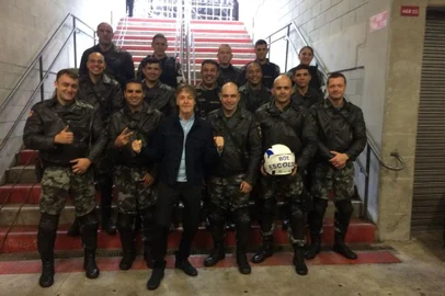  

Antes de seu show em Porto Alegre, Paul McCartney tirou foto com batedores do BOE.