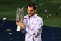  Roger Federer of Switzerland lifts his trophy after winning the mens singles final match against Rafael Nadal of Spain at the Shanghai Masters tennis tournament in Shanghai on October 15, 2017. / AFP PHOTO / Chandan KHANNAEditoria: SPOLocal: ShanghaiIndexador: CHANDAN KHANNASecao: tennisFonte: AFPFotógrafo: STR