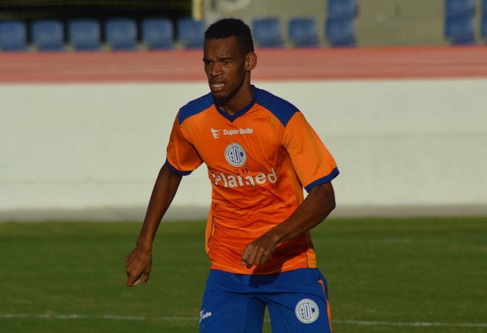 Grêmio contrata zagueiro do Confiança