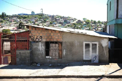  CAXIAS DO SUL, RS, BRASIL, 15/10/2017. Dois jovens irmãos são as mais recentes vítimas da violência na Zona Norte de Caxias do Sul. Marlon Kowaleski Santos, 16 anos, e Maurilio Kowaleski Santos, 18, foram executados no interior de uma residência na Rua dos Agricultores, no bairro Belo Horizonte, por volta das 20h30min desta sexta-feira. (Diogo Sallaberry/Agência RBS)