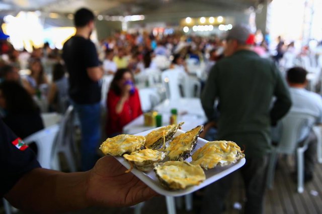  FLORIANÓPOLIS, SC, BRASIL, 15-10-2017 - Fenaostra acaba hoje em Florianópolis. O festival ocorreu entre o Mercado Público e o Largo da Alfândega, no centro da capital, com restaurantes, shows e barracas de artesanato.