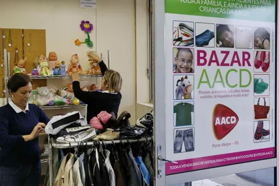  

PORTO ALEGRE, RS, BRASIL, 17/10/2014: Bazar da AACD (Associação de Assistência à Criança Deficiente), no bairro Jardim do Salso. A iniciativa funciona para arrecadar recursos que ajudam a manter a entidade. (Foto: Mateus Bruxel / Agência RBS / Diário Gaúcho)