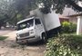 Caminhão desce ladeira desgovernado, invade calçada e bate em muro no bairro Petrópolis