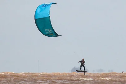 A primeira edição do Campeonato Estadual de Kite Hydrofoil encerrou-se no último final de semana no Jangadeiros. O Kite Hydrofoil é uma modalidade disputada com uma prancha que, presa por um mastro a uma parte submersa, fica suspensa acima d¿água, navegando com menos atrito e podendo desenvolver velocidades acima de 60 km/h. Os atletas usam apenas o vento para impulsionar as velas, formando uma espécie de parapente. 