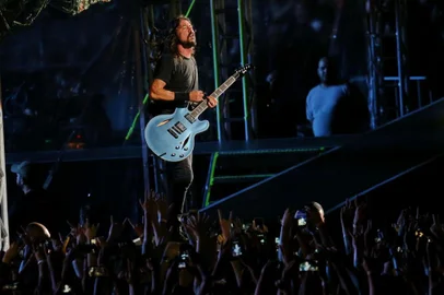  PORTO ALEGRE, RS. BRASIL, 21-01-2015: A banda norte-americana FOO FIGHTERS, liderada por Dave Grohl, se apresenta no estacionamento da FIERGS, no primeiro show da turnê brasileira de divulgação do álbum Sonic Highways, em sua terceira passagem pelo Brasil.(Foto: Julio Cordeiro/Agência RBS, SEGUNDO CADERNO)