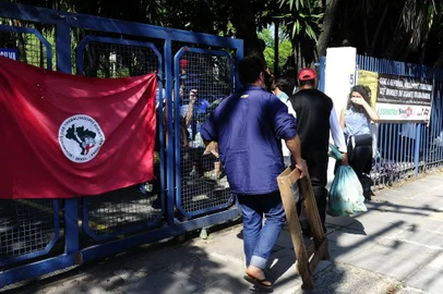  

MST ocupa pátio do Incra em Porto Alegre. 