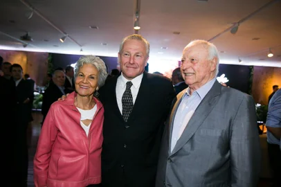  

PORTO ALEGRE, RS, BRASIL - 16/10/2017 - Érica Bier, Carlos e Jorge Johannpeter. Evento de lançamento do Prado, primeiro bairro-cidade do RS.  (Andréa Graiz/Agência RBS)
Indexador: Andrea Graiz