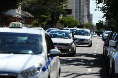  CAXIAS DO SUL, RS, BRASIL, 17/10/2017. Uma carreata com dezenas de táxis percorre a Rua Sinimbu, em Caxias do Sul, na tarde desta terça-feira. O grupo organizou a manifestação para apoiar a votação no Senado do Projeto de Lei da Câmara (PLC) 28, que regulamenta os serviços de transporte remunerado individual por meio de aplicativos como Uber, 99 e Cabify. (Porthus Junior/Agência RBS)
