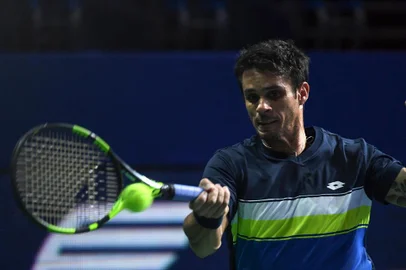 Brazils Rogerio Dutra Silva returns the ball to Russias Evgeny Donskoy during their tennis match at the Kremlin Cup tennis tournament in Moscow on October 17, 2017. / AFP PHOTO / Yuri KADOBNOV