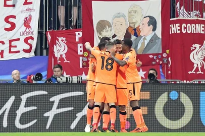 Liverpools Brazilian forward Roberto Firmino (C) celebrates with teammates after scoring a goal during the UEFA Champions League group E football match between NK Maribor and Liverpool at the Ljudski vrt Stadium, in Maribor, on October 17, 2017. / AFP PHOTO / Jure MAKOVEC