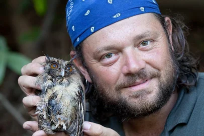 Richard Rasmussen brinca com aranhas caranguejeiras, se enrosca em cobras, deixa morcegos experimentarem seu sangue, mas jura que nenhum desses bichos o ameaçam. Os riscos são diferentes. Os mais perigosos são os menores, como vespas e formigas, explica o biólogo, que vai mostrar que não tem limites para se aventurar no Mundo Selvagem com Richard Rassmussen, que estreia no sábado, às 22h15, no NatGeo.