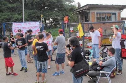 Municipários protestam nas duas entradas da Estação de Transbordo do Departamento Municipal de Limpeza Urbana (DMLU)