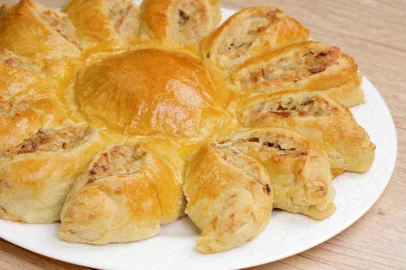 Pão recheado de atum e queijos