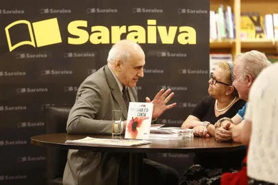  

PORTO ALEGRE, RS, BRASIL, 17/010/2017: Sessão de autógrafos de Felicidade é o que conta, novo livro de J.J. Camargo, que conta com 60 crônicas publicadas no caderno Vida de ZH