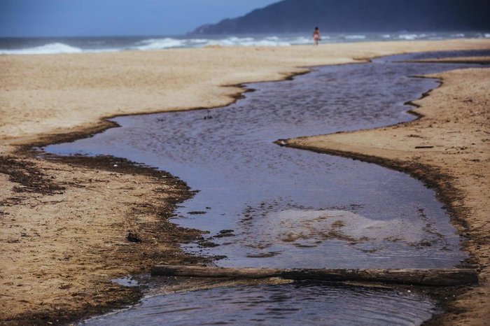 MP cobra explicações da prefeitura de Florianópolis sobre esgoto jorrado em  praia | GZH