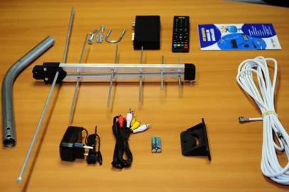  CAXIAS DO SUL, RS, BRASIL, 18/10/2017. Kit de instalação da antena digital para recepção do sinal de televisão. (Diogo Sallaberry/Agência RBS)
