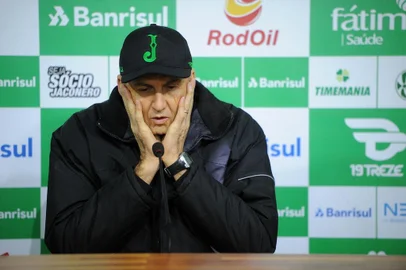  

CAXIAS DO SUL, RS, BRASIL 17/07/2017
Time do juventude treina no estádio Alfredo Jaconi em Caxias do Sul antes de enfrentar o CRB pela série B do Campeonato Brasileiro de futebol. Na foto: o técnico Gilmar Dal Pozzo. (Felipe Nyland/Agência RBS)