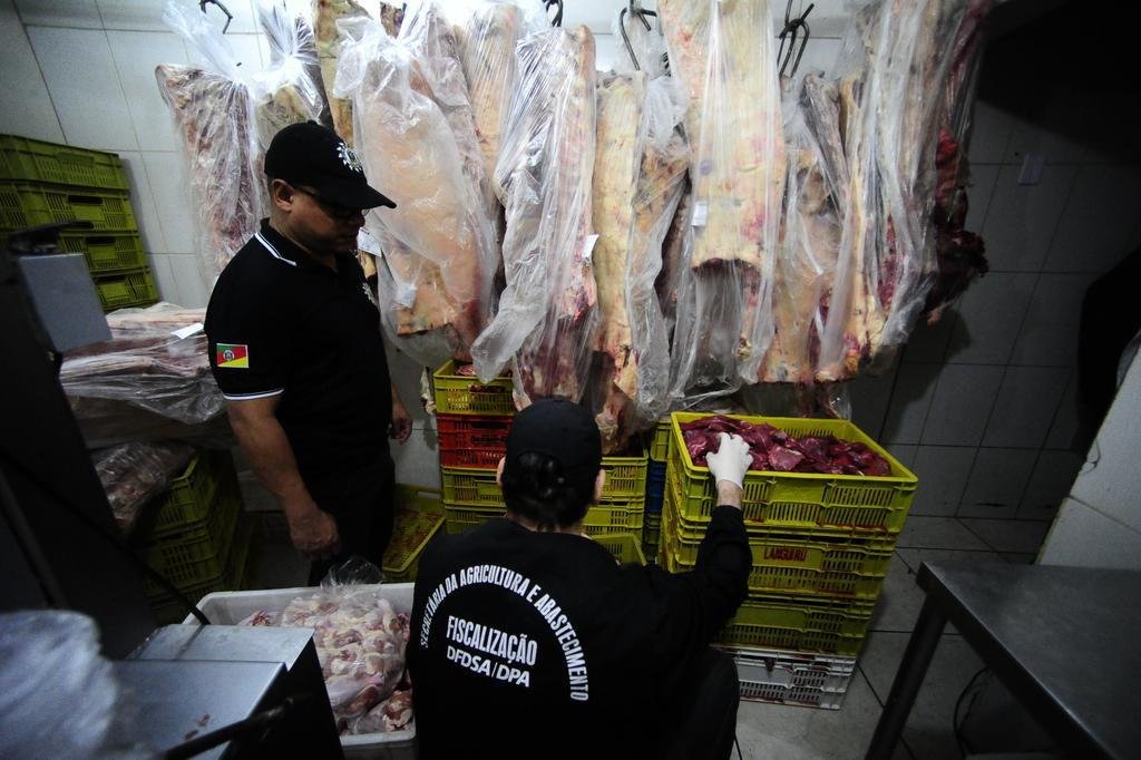Dono de mercado preso e carne apreendida
