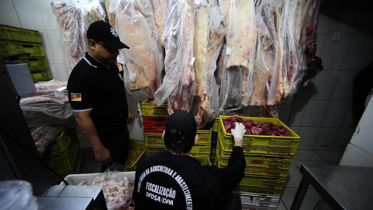Dono de mercado preso e carne apreendida