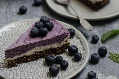Sirva cheesecake raw de caju e mirtilo