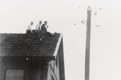 A épica transmissão feita de cima de uma residência na Rua Dom José Baréa, em 19 de setembro de 1948. Na imagem estão, da esquerda para a direita, Jimmy Rodrigues, Osvaldo de Assis e Nestor Gollo. Autoria: não identificada. Acervo: Memorial Rádio Caxias.