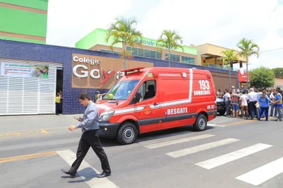 ALUNO ATIRA EM ESCOLA DE GOIÂNIA, MATA DOIS ESTUDANTES E DEIXA FERIDOS

GO - TIROTEIO-ESCOLA-MORTOS - GERAL - Estudante de 14 anos atira dentro do Colégio Goyases, escola particular de ensino infantil e fundamental, no Conjunto Riviera, em Goiânia (GO), na manhã desta sexta-feira (20). De acordo com o Corpo de Bombeiros e Polícia Militar, dois estudantes morreram e outros quatro ficaram feridos. Os dois estudantes mortos foram identificados como João Vitor Gomes e João Pedro Calembo. 20/10/2017 - Foto: GEOVANNA CRISTINA/FUTURA PRESS/FUTURA PRESS/ESTADÃO CONTEÚDO

Editoria: GERAL
Indexador: GEOVANNA CRISTINA
Fotógrafo: FUTURA PRESS