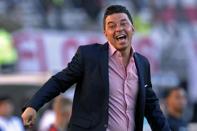 River Plates team coach Marcelo Gallardo gestures during their Argentina First Division Superliga football match against Atletico Tucuman, at El Monumental stadium, in Buenos Aires, on October 15, 2017. / AFP PHOTO / ALEJANDRO PAGNI
