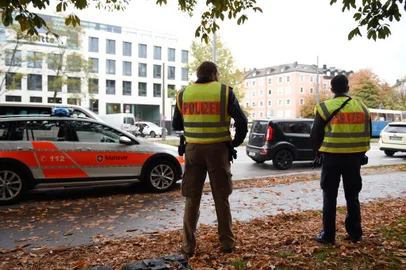 German policemen stand guard near Rosenheimer square after a man attacked passersby on October 21, 2017 in the southern German city of Munich.
The man attacked passersby in five places near Rosenheimer Platz in the eastern part of the city centre at around 0630 GMT, inflicting light injuries on four people, a police spokesman told AFP. The perpetrator, described by the police as a man in his forties, wearing grey pants and a running jacket, fled the scene on a black bicycle. / AFP PHOTO / DPA / Andreas Gebert / Germany OUT / The erroneous mention[s] appearing in the metadata of this photo by Andreas Gebert has been modified in AFP systems in the following manner: [source DPA-GERMANY OUT] instead of [source AFP]. Please immediately remove the erroneous mention[s] from all your online services and delete it (them) from your servers. If you have been authorized by AFP to distribute it (them) to third parties, please ensure that the same actions are carried out by them. Failure to promptly comply with these instructions will entail liability on your part for any continued or post notification usage. Therefore we thank you very much for all your attention and prompt action. We are sorry for the inconvenience this notification may cause and remain at your disposal for any further information you may require.