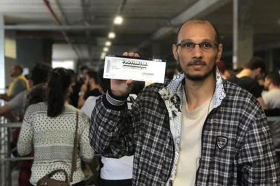 Paulo Henrique Gonçalves, primeiro a comprar ingresso para o show do Foo Fighters em Porto Alegre