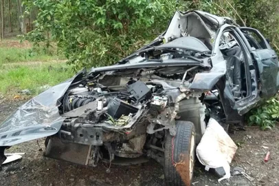  

TRIUNFO, RS, BRASIL, 21/10/2017. Uma colisão entre um carro e uma carreta deixou quatro pessoas mortas na tarde deste sábado (21) na BR-386, em Triunfo, na Região Carbonífera. Conforme a Polícia Rodoviária Federal (PRF), as vítimas eram da mesma família. Foto: Divulgação/PRF