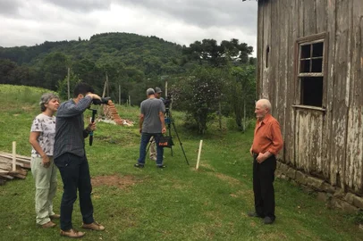 Gravações na Serra do documentário Legado Italiano, da diretora Márcia Monteiro. Na foto, a propriedade de Neldo Cavion, que tem uma casa centenário em São Marcos da Linha Feijó