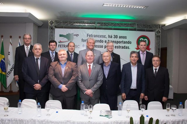  Fetrancesc: 30 anos de viagensFederação das Empresas de TRansporte e Logística de Santa Catarina (Fetrancesc) fez evento para marcar 30 anos de estradas. Reuniu a diretoria e empresários de todo o Estado.Na foto, a atual diretoria.Crédito: Reality Produções, divulgaçãoEsquerda para direita, fila superior:Vice-presidente regional (Criciúma): Lorisvaldo PiucoConselheiros Fiscais: Eduardo Venson e Carlos Augusto da Rosa (estão na ordem esquerda-direita, ao lado do sr. Piuco, que está na ponta).Presidente: Ari Rabaiolli;1º vice-presidente: Dagnor Schneider;1º diretor político-institucional: Vilmar José Rui;Fila de baixo, da esquerda para a direita:Vice-presidente regional (Concórdia): Paulo Simioni;Primeiro diretor financeiro: Wilson Steingraber Júnior;Primeiro diretor secretário: Alex Albert Breier;Presidente de honra do Conselho Superior da Fetrancesc: Irineu Späth;Segundo diretor financeiro: Lenoir Palhano;Presidente do Sindicato das Empresas de Transporte de Carga e Logística de Chapecó (Sitran): Deneraci Perin