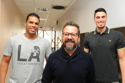  CAXIAS DO SUL, RS, BARSIL (23/10/2017). Cleber Xavier, integrante da Seleção Brasileira de Tite, fala com a imprensa caxiense. Na foto, Fernando Lázaro, Xavier, e Matheus Bachi. (Roni Rigon/Pioneiro).