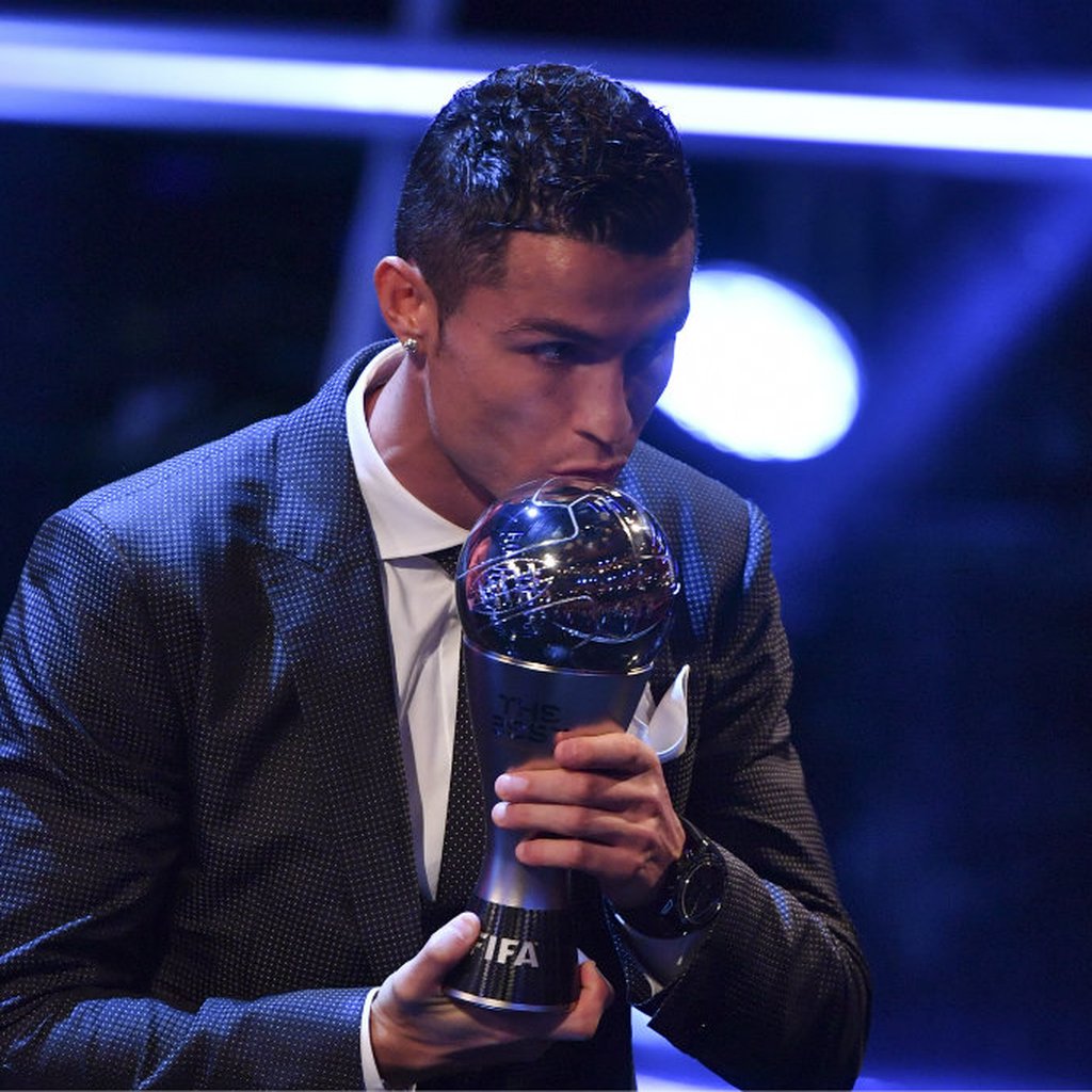 Cristiano Ronaldo supera Messi e é eleito o melhor jogador de