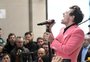 VÍDEO: Harry Styles beija James Corden em participação no "Carpool Karaoke"
