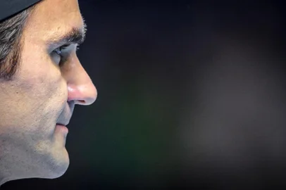 Switzerlands Roger Federer celebrates after winning against Frances Tiafoe of the US at the Swiss Indoors ATP 500 tennis tournament on October 24, 2017 in Basel. / AFP PHOTO / Fabrice COFFRINI