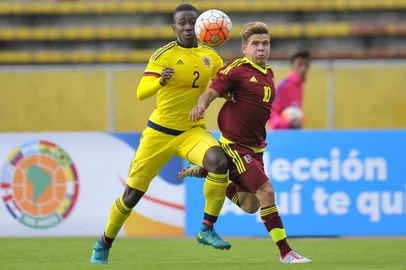 Colombias player Carlos Cuesta (L) vies for the ball with Venezuelas  Yeferson Soteldo during their South American Championship U20 football match at the Olimpico stadium Atahualpa in Quito on January 30, 2017. / AFP PHOTO / JUAN CEVALLOS