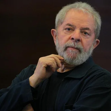 LULA É CONDENADO POR MORO A NOVE ANOS E SEIS MESES DE PRISÃO POR PROPINAS DA OAS E TRÍPLEXSP - LULA/CONDENAÇÃO/ARQUIVO - POLÍTICA - Foto de arquivo de 07/11/2016 do ex-presidente Luiz Inácio Lula da Silva   durante reunião com bancadas do Partido dos Trabalhadores (PT) na Câmara e   no Senado, em São Paulo. Aos 71 anos de idade, Lula foi condenado a 9 anos   e seis meses de prisão pelos crimes de corrupção passiva e lavagem de   dinheiro. A condenação do juiz federal Sérgio Moro, da 13ª Vara Federal,   em Curitiba, é a primeira do ex-presidente na Operação Lava Jato.   (ATENÇÃO: CONFIRA MAIS OPÇÕES DE FOTOS NO BANCO DE IMAGENS).   07/11/2016 - Foto: SÉRGIO CASTRO/ESTADÃO CONTEÚDOEditoria: POLÍTICALocal: SÃO PAULOIndexador: SÉRGIO CASTROFonte: AGEFotógrafo: ESTADÃO CONTEÚDO