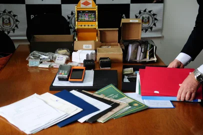  CAXIAS DO SUL, RS, BRASIL, 26/10/2017. A Polícia Civil de Caxias do Sul deflagrou a Operação No Suerte, que investiga quatro grupos criminosos por lavagem de dinheiro. A prática seria referente a exploração máquinas de caça-níqueis. A estimativa é que os criminosos movimentaram R$ 10 milhões nos últimos 18 meses. (Diogo Sallaberry/Agência RBS)