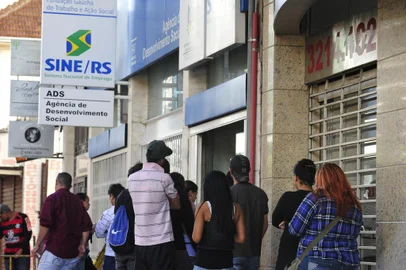  CAXIAS DO SUL, RS, BRASIL (21/01/20130) Atendimento no Sine.  Fila de trabalhadores na agência do Sine/Caxias do Sul. (Roni Rigon/Pioneiro)