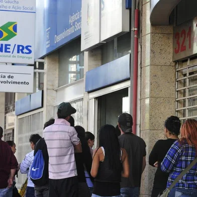  CAXIAS DO SUL, RS, BRASIL (21/01/20130) Atendimento no Sine.  Fila de trabalhadores na agência do Sine/Caxias do Sul. (Roni Rigon/Pioneiro)